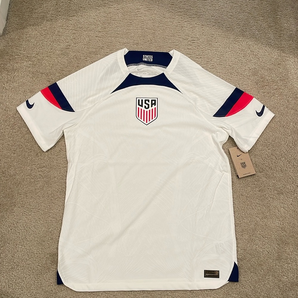 Nike USA men 2022 soccer jersey size M NWT